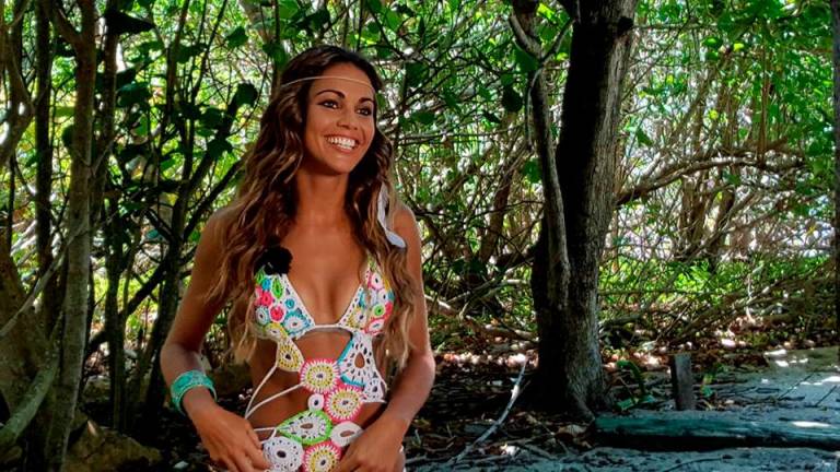 Los bañadores de la diseñadora valenciana se cuelan hasta en la televisión. En este caso, vistiendo a Lara Álvarez en 'Supervivientes'