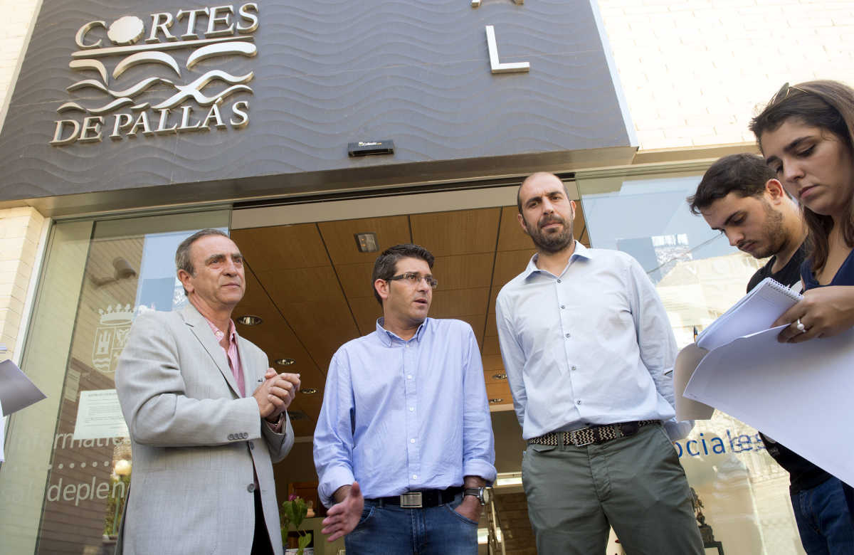 El presidente de la Diputación, Jorge Rodríguez, visita Cortes. Foto: ABULAILA