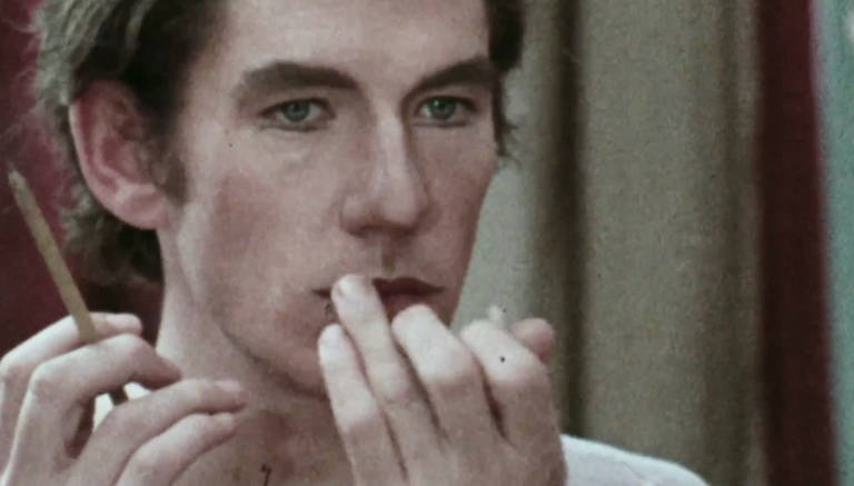 Ian McKellen caracterizándose para el personaje de Ricardo II en el teatro