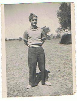 Bruno Cloquell Pallás, de Ràfol de Salem (la Vall d'Albaida) fotografiado en un campo incierto con la gorra isabelina. Fuente: Familia de Bruno Cloquell Pallás. 