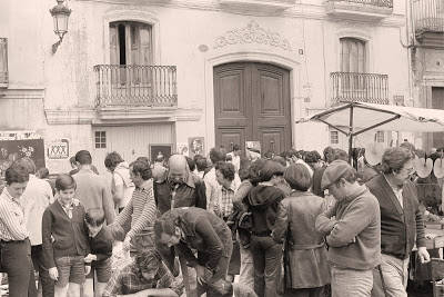 Antiguo rastro en la plaza Nápoles y Sicilia.