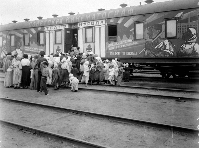 Tren de propaganda revolucionaria en la URSS, en marcha desde 1919.