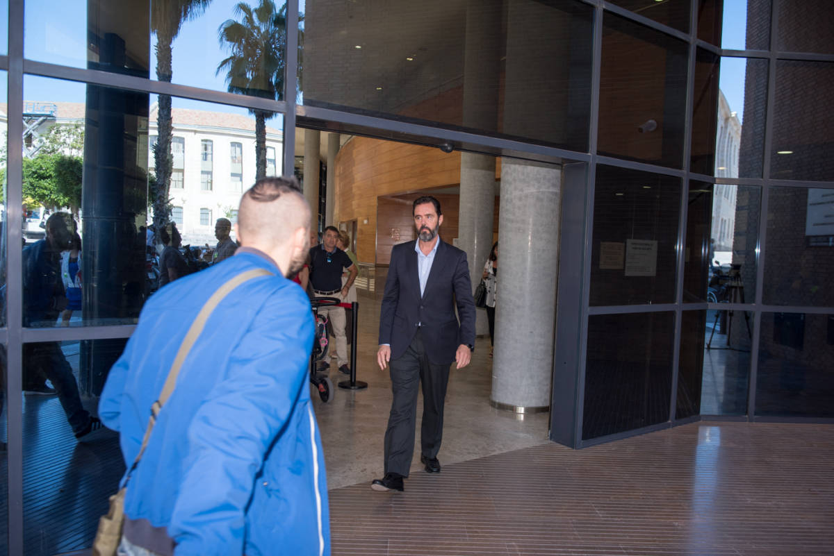 Miguel López sale del juzgado durante un receso