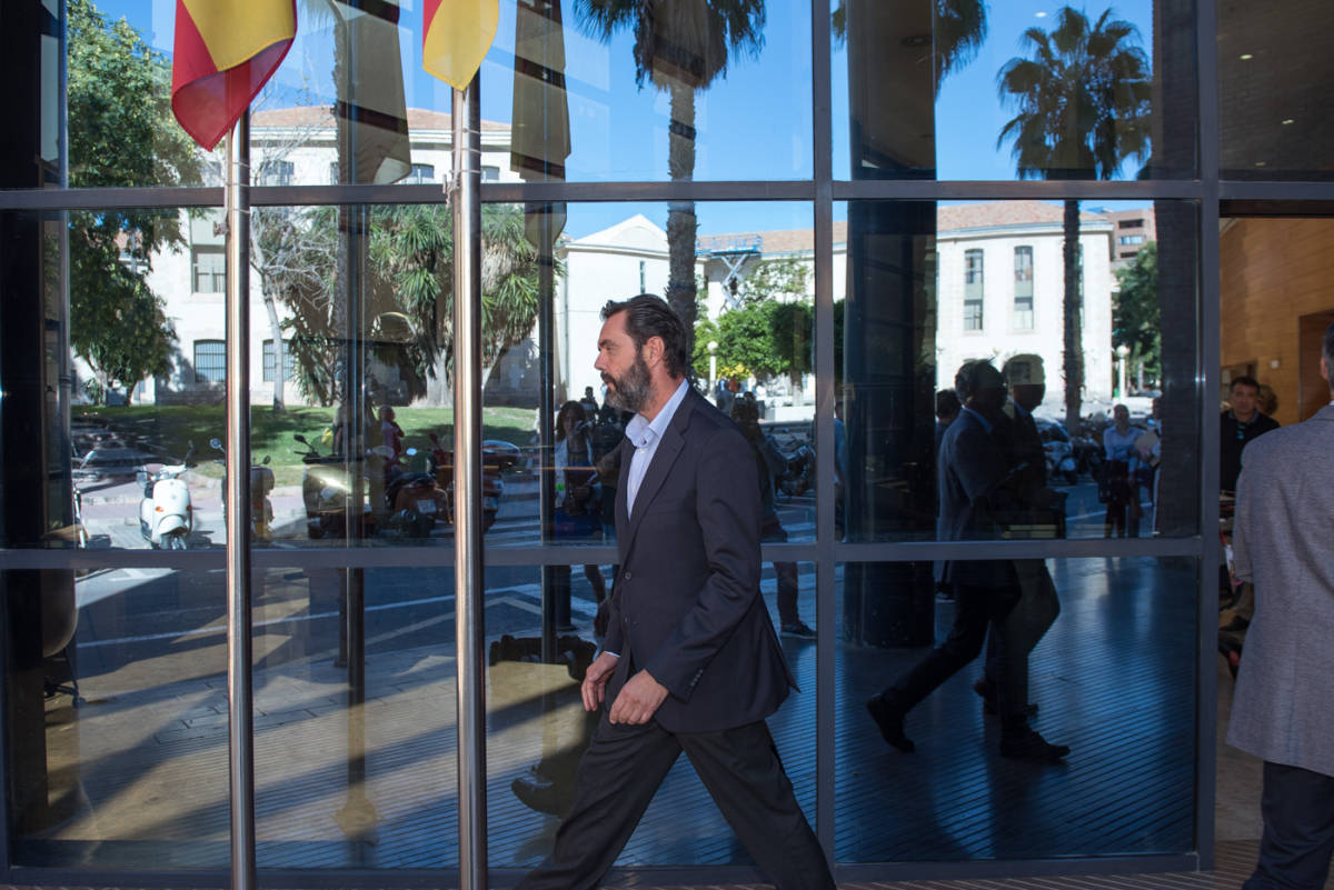 Miguel López abandona el edificio de los juzgados durante el receso