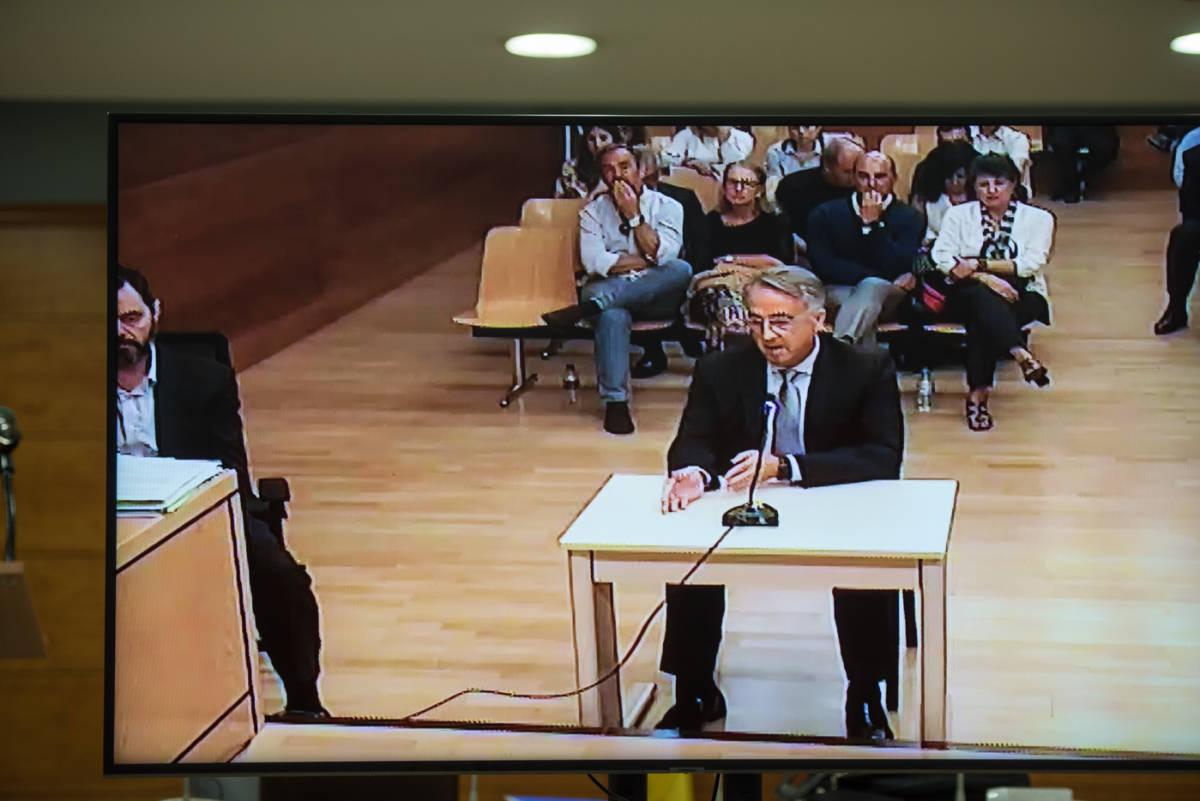 Vicente Sala durante su declaración, con Miguel López a su izquierda (en la imagen)