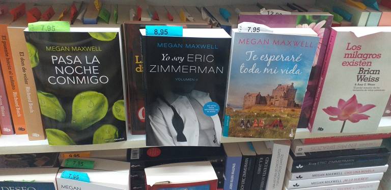 Novelas de Megan Maxwell en el estante de una librería de València.