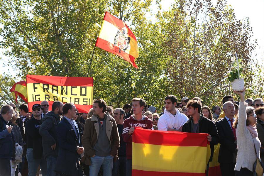 Concentración en El Pardo el día de la exhumación. Foto: EFE/JAVIER LIZÓN