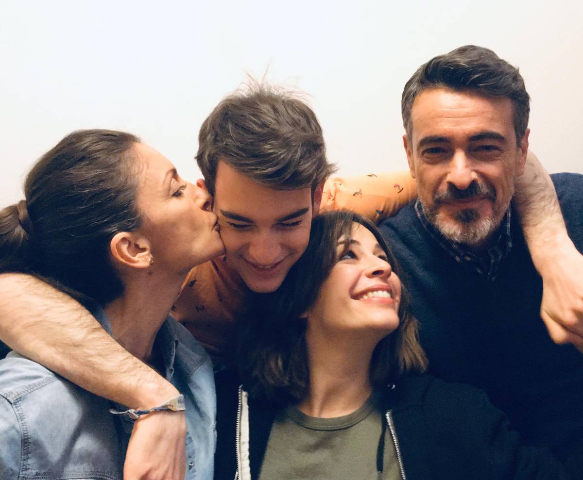 El elenco que da vida a la familia en la ficción. Foto: WHEN THE LIGHTS ARE LOW