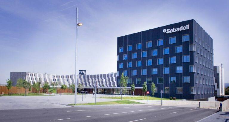 Edificio corporativo del Banco Sabadell en Barcelona, en una imagen de archivo. Foto: AP