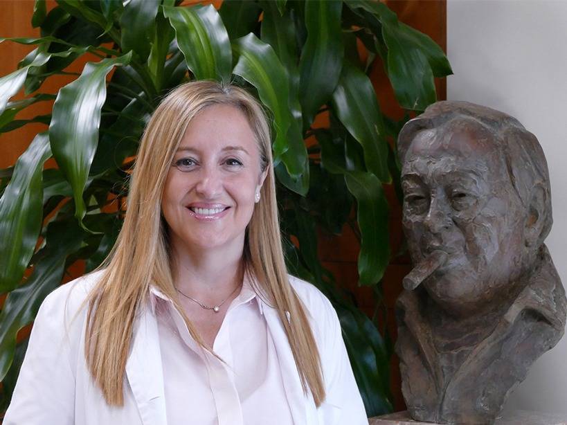 Ana Paz Brown, principal accionista de Inscanner, con el busto de su padre, Carlos Paz. Foto: Clínica Benidorm