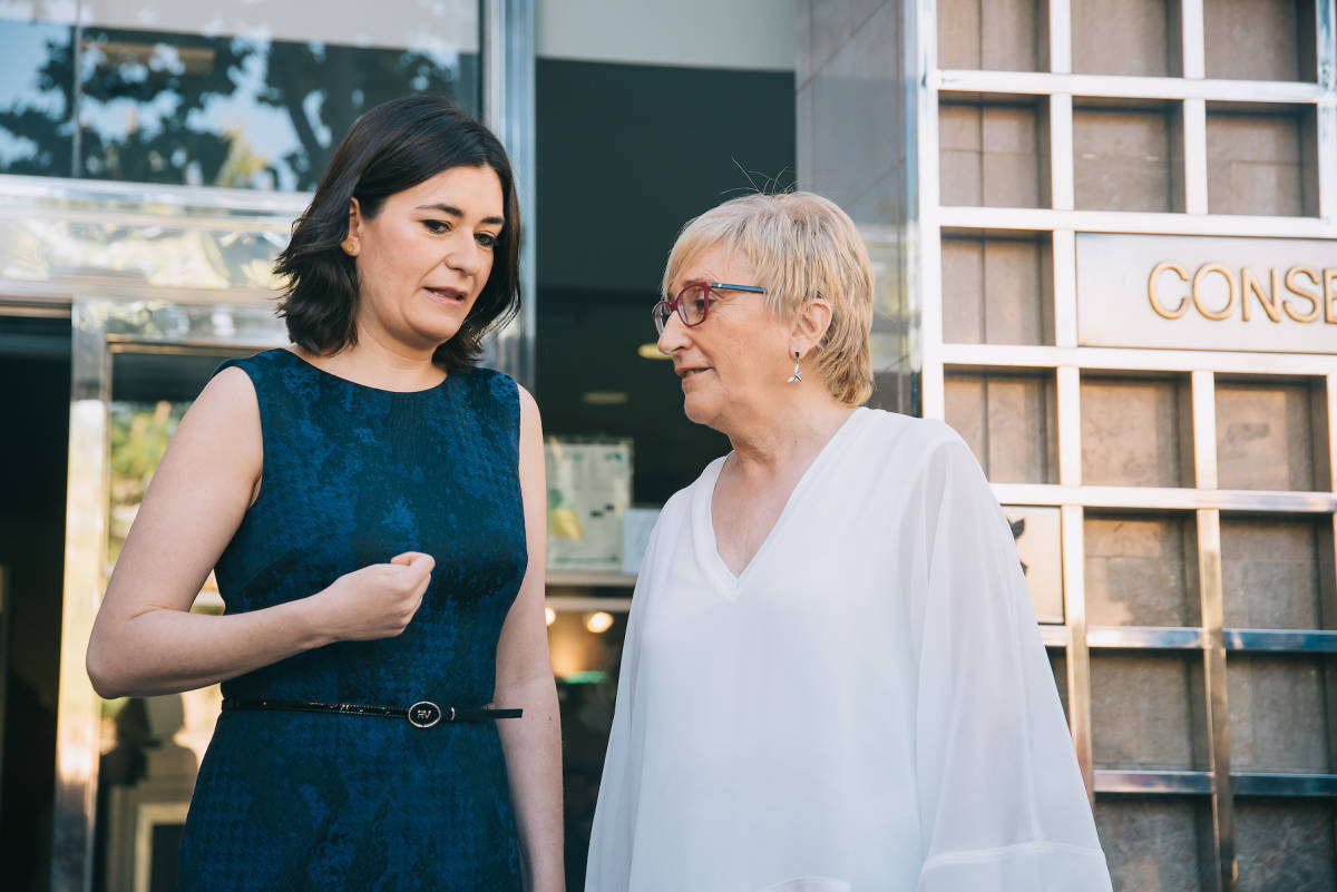 La exconsellera Carmen Montón con su sucesora, Ana Barceló. Foto: KIKE TABERNER