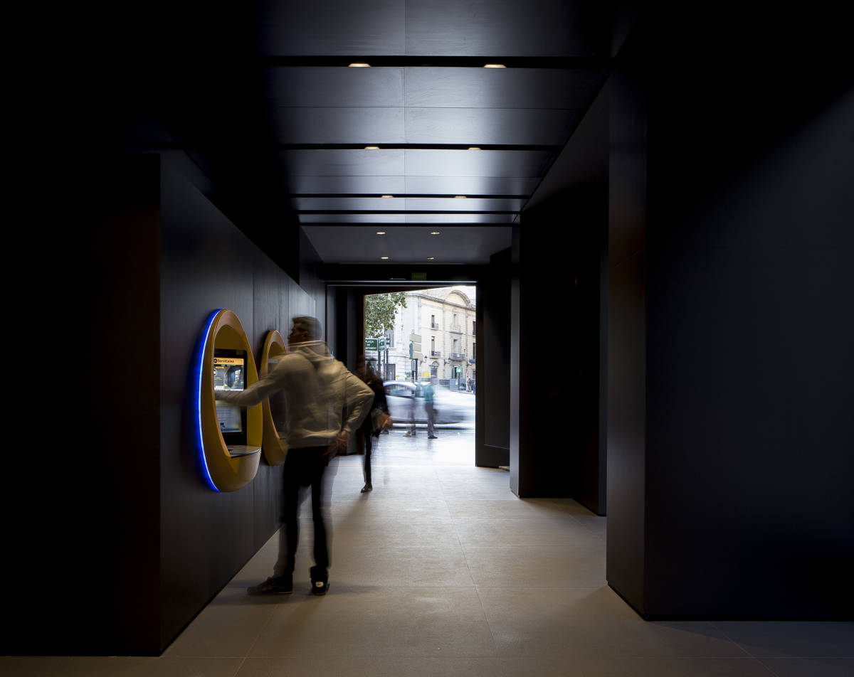 CaixaBank València. Foto: DAVID ZARZOSO