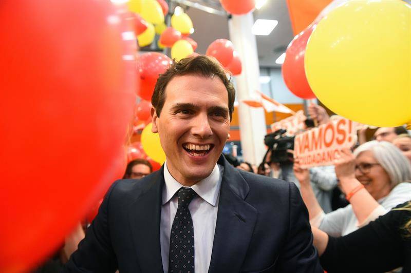 Albert Rivera, recibido por los suyos tras el debate. Foto: EFE