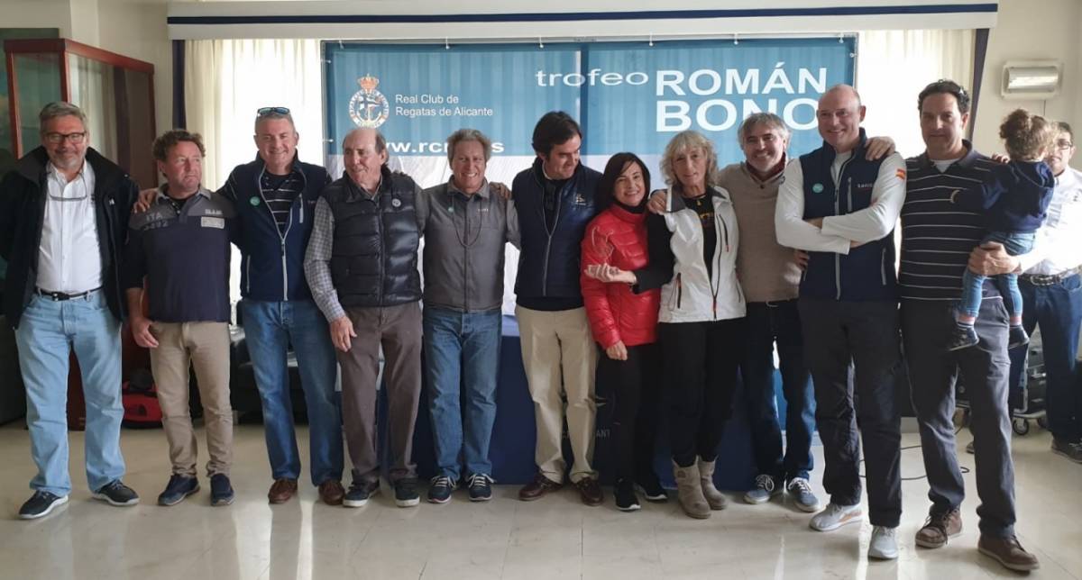 Román Bono Guardiola, cuarto por la izquierda, en el trofeo náutico que patrocina cada año. Foto: RCRA