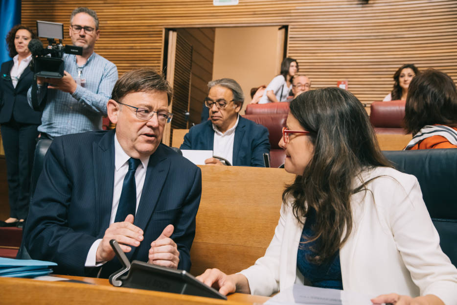 Ximo Puig y Mónica Oltra este jueves en el pleno de investidura. Foto: KIKE TABERNER