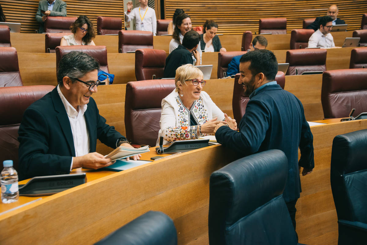 El conseller de Educación, Vicent Marzà, habla con la titular de Sanidad, Ana Barceló. Foto: KIKE TABERNER