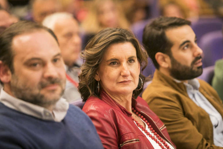 Mercedes Caballero en un acto junto a Ábalos (i) y Muñoz (d). Foto: EVA MÁÑEZ