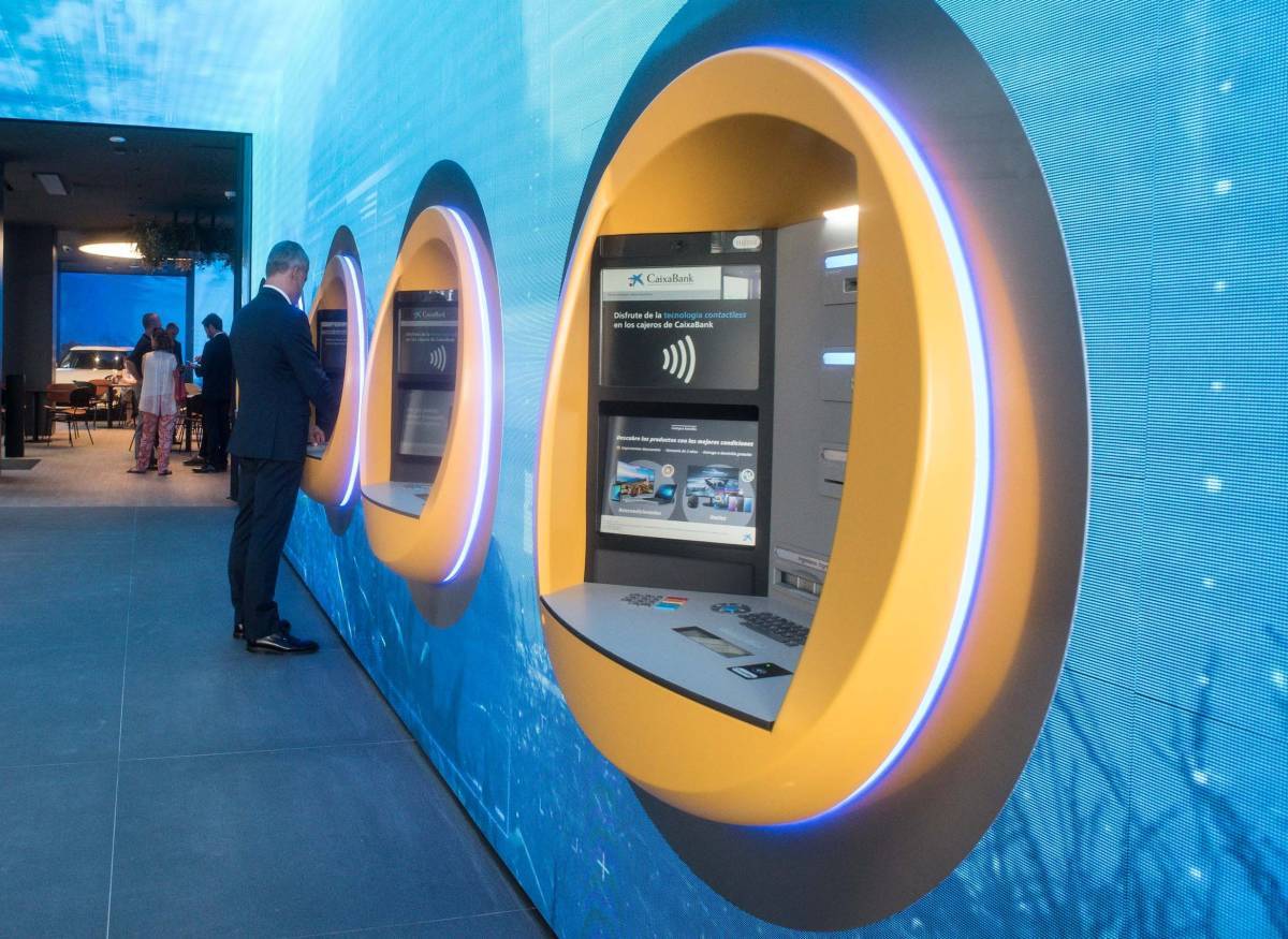 Oficina 'All in one' de CaixaBank en València, con tecnología de reconocimiento facial