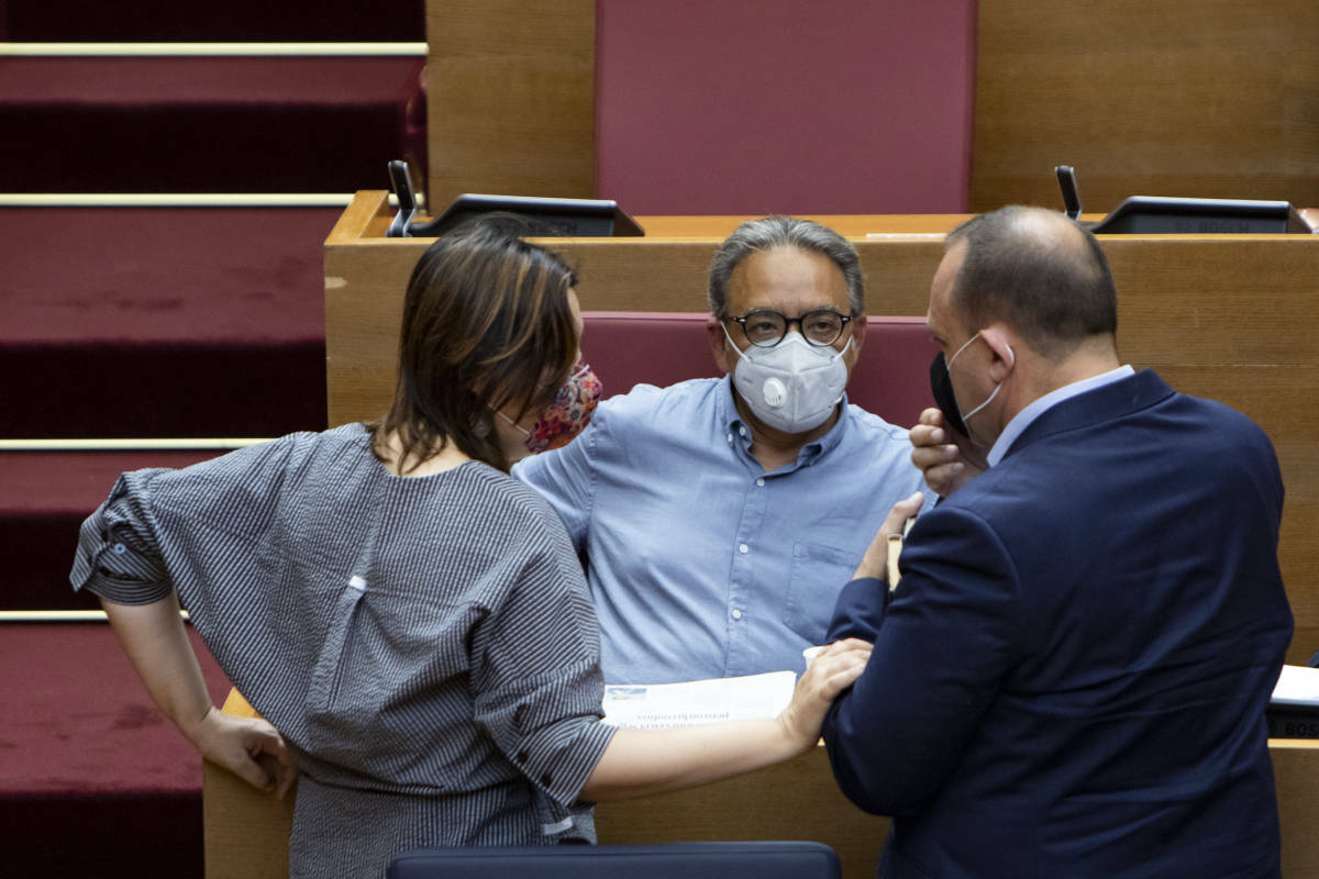 Manolo Mata, Rosa Pérez y Martínez Dalmau, juntos en Les Corts. Foto: EVA MÁÑEZ
