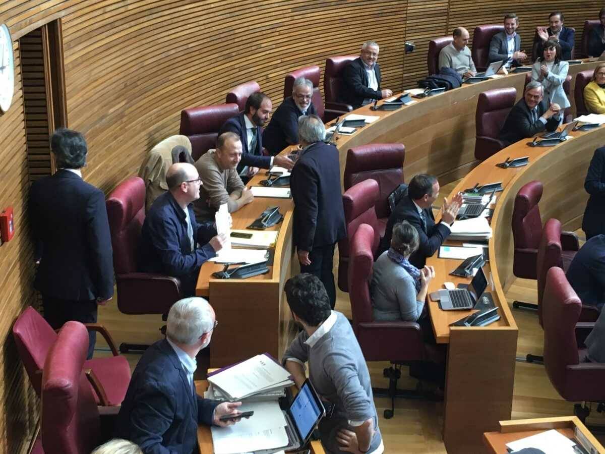 Mata habla con Alexis Marí después de la votación de 2017. Foto: VP