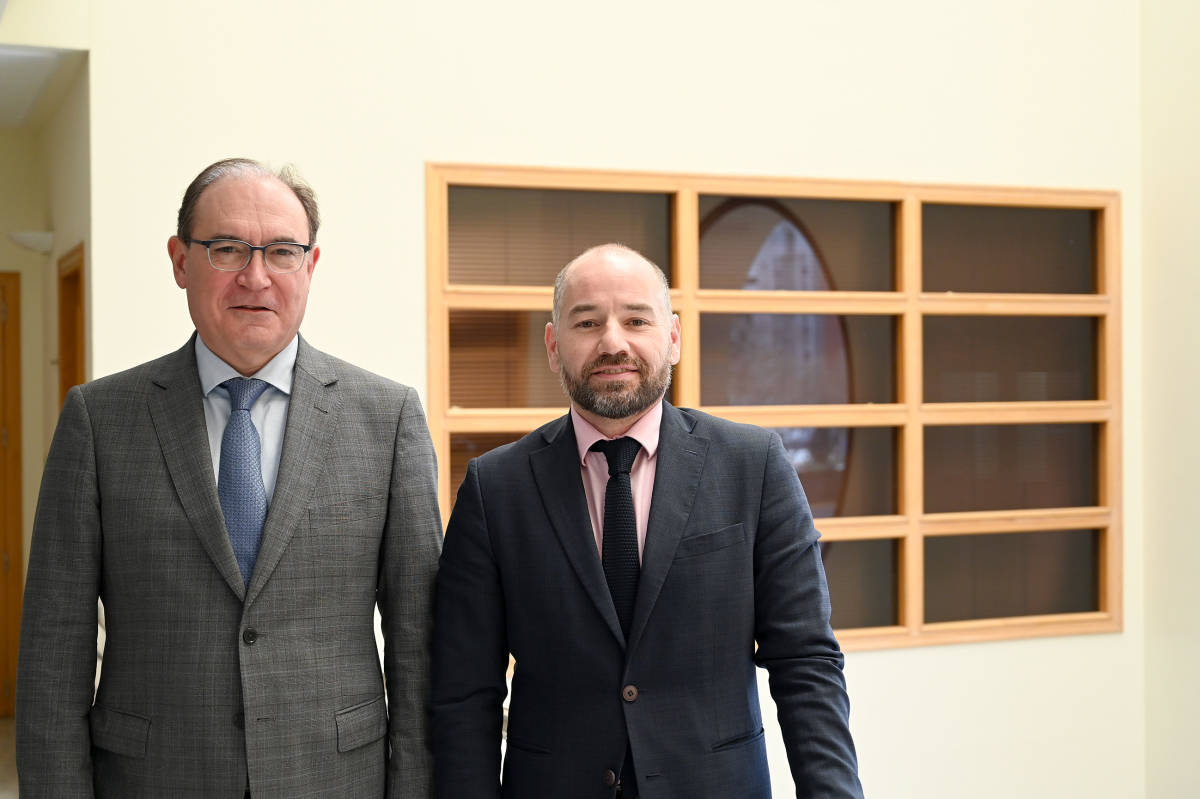 Alberto Echavarría, junto al presidente de Ascer, Vicente Nomdedeu. (Foto: CARLOS PASCUAL)