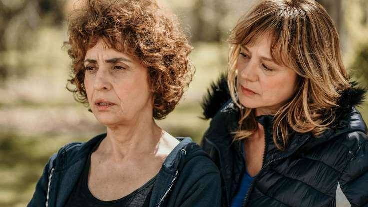 Adriana Ozores y Emma Suárez en 'Invisibles'