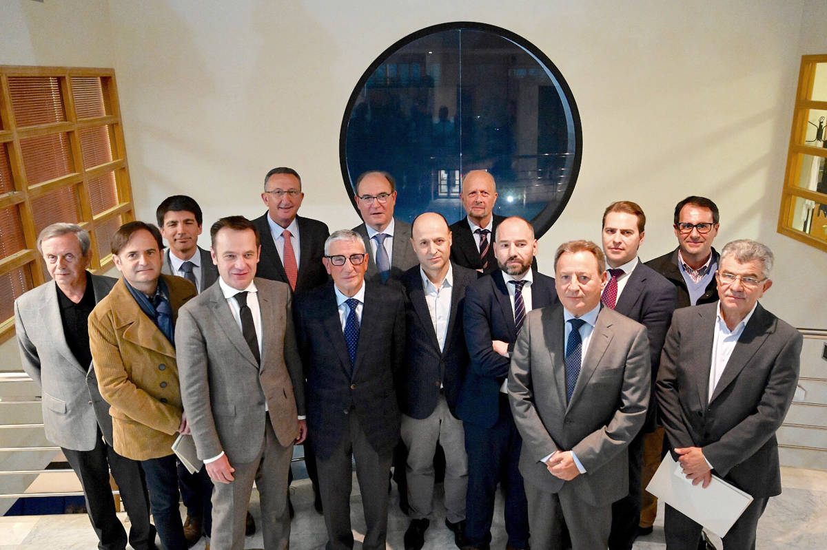 Miembros del consejo rector de Ascer tras la reunión que sirvió para nombrar a Alberto Echavarría como nuevo secretario general de la Asociación. (Foto: CARLOS PASCUAL)