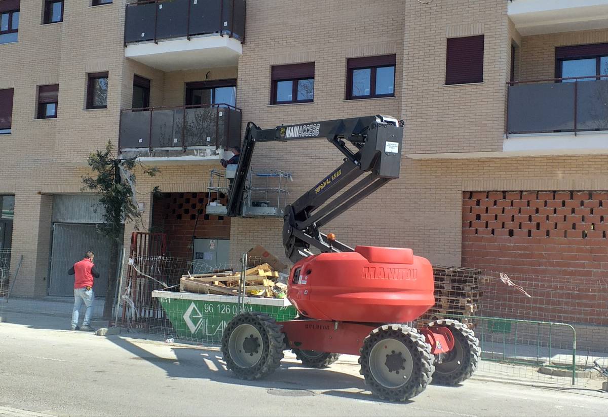 Dos obreros trabajaban en un edificio en construcción el pasado viernes. 