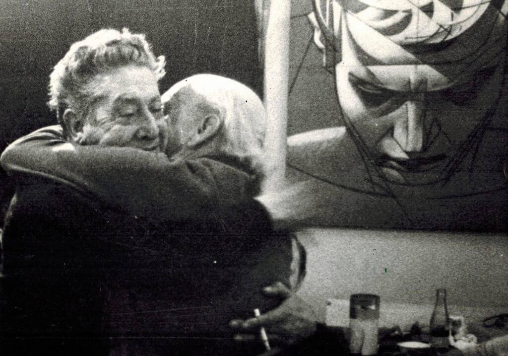 Renau y Siqueiros, con un boceto de la obra al fondo.