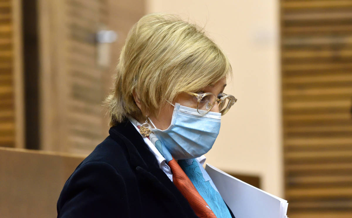 La consellera de Sanidad, Ana Barceló, con mascarilla en Les Corts. Foto: INMA CABALLERO/CORTS
