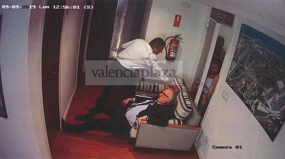 Carlo Turró, en el sofá, trata de impedir la entrada de Tina Pastor. VP