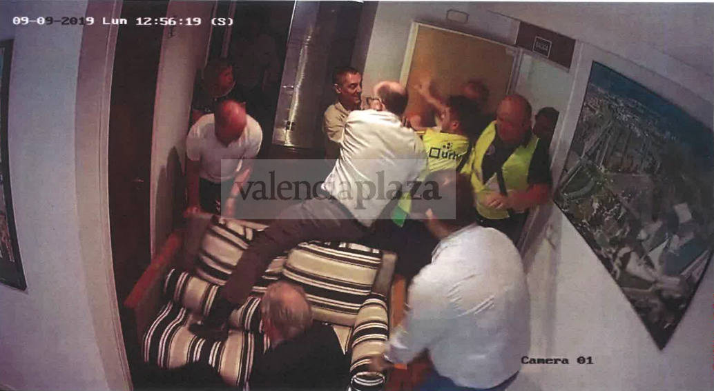 Momento en que el personal de Urbem logra entrar en las oficinas. VP