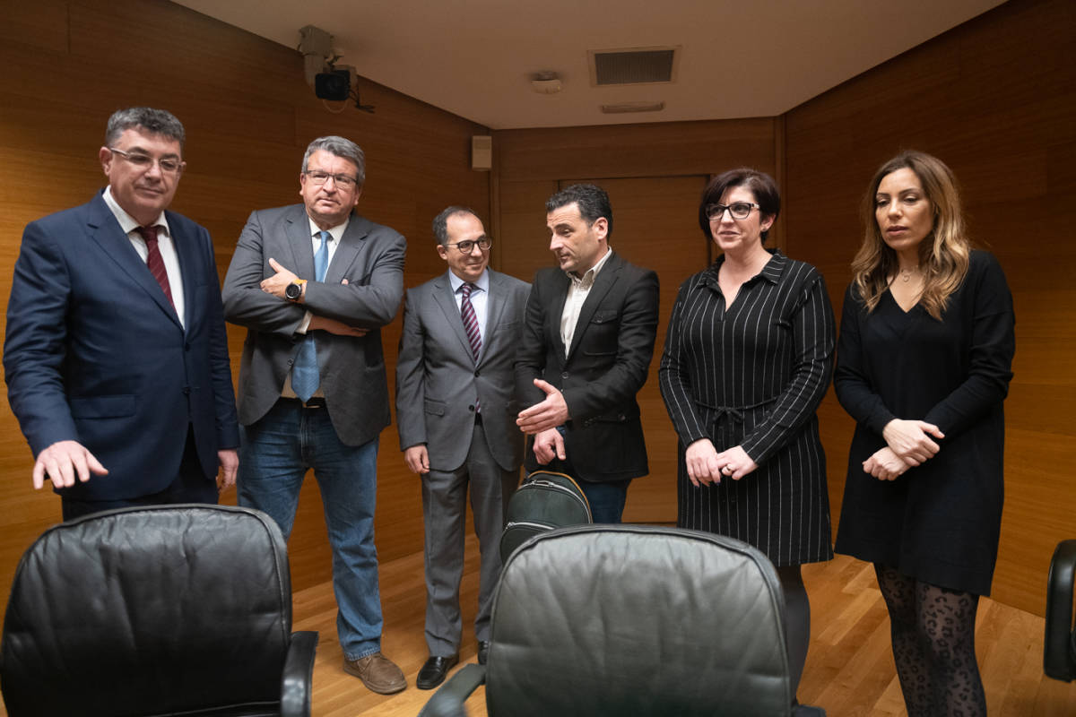 Miembros de la comisión de RTVV en Les Corts con Enrique Soriano y Alfred Costa. Foto: KIKE TABERNER