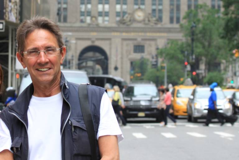 Ricardo Bellveser en Nueva York con la Estación Central al fondo.