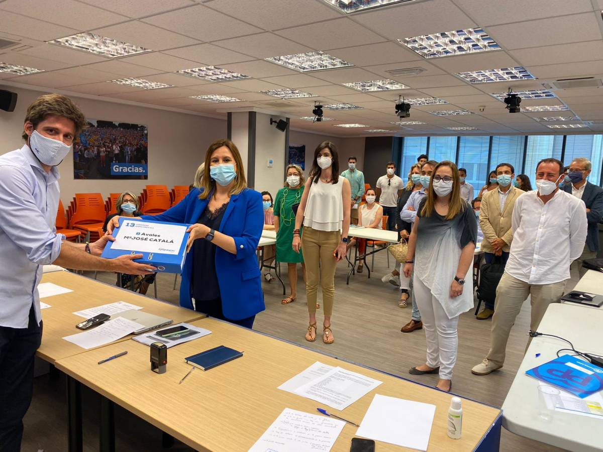 Català durante la entrega de avales rodeada de varios presidentes de distrito. Foto: VP