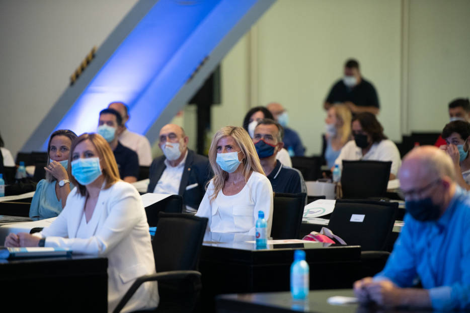 El congreso del PP de València el pasado viernes: mascarillas y separación. Foto: KIKE TABERNER