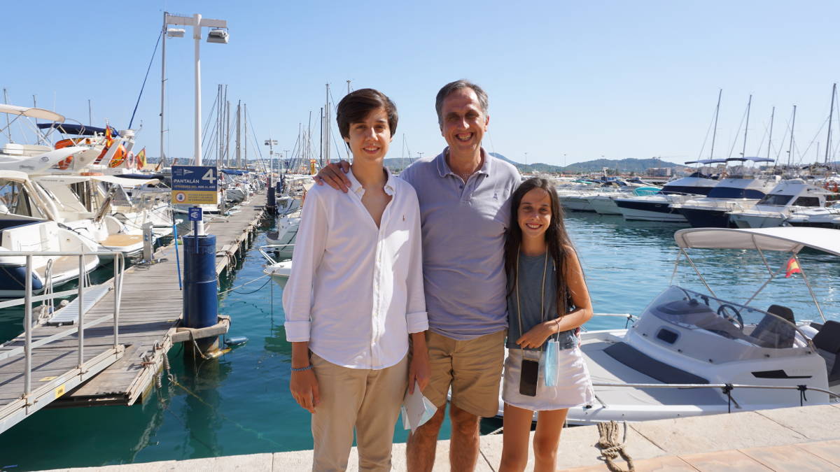 Pablo Font de Mora junto a sus hijos en Jávea