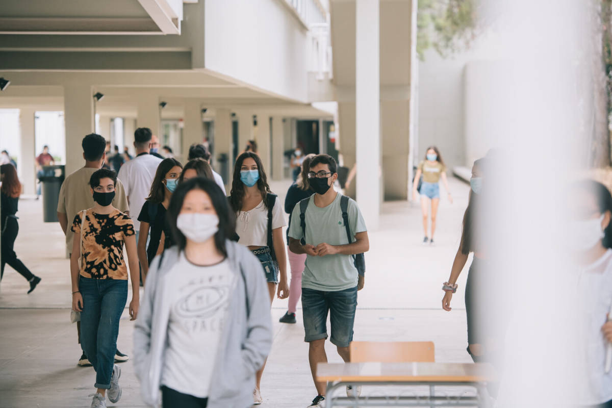 Alumnos y alumnas de instituto con mascarillas. Foto: KIKE TABERNER