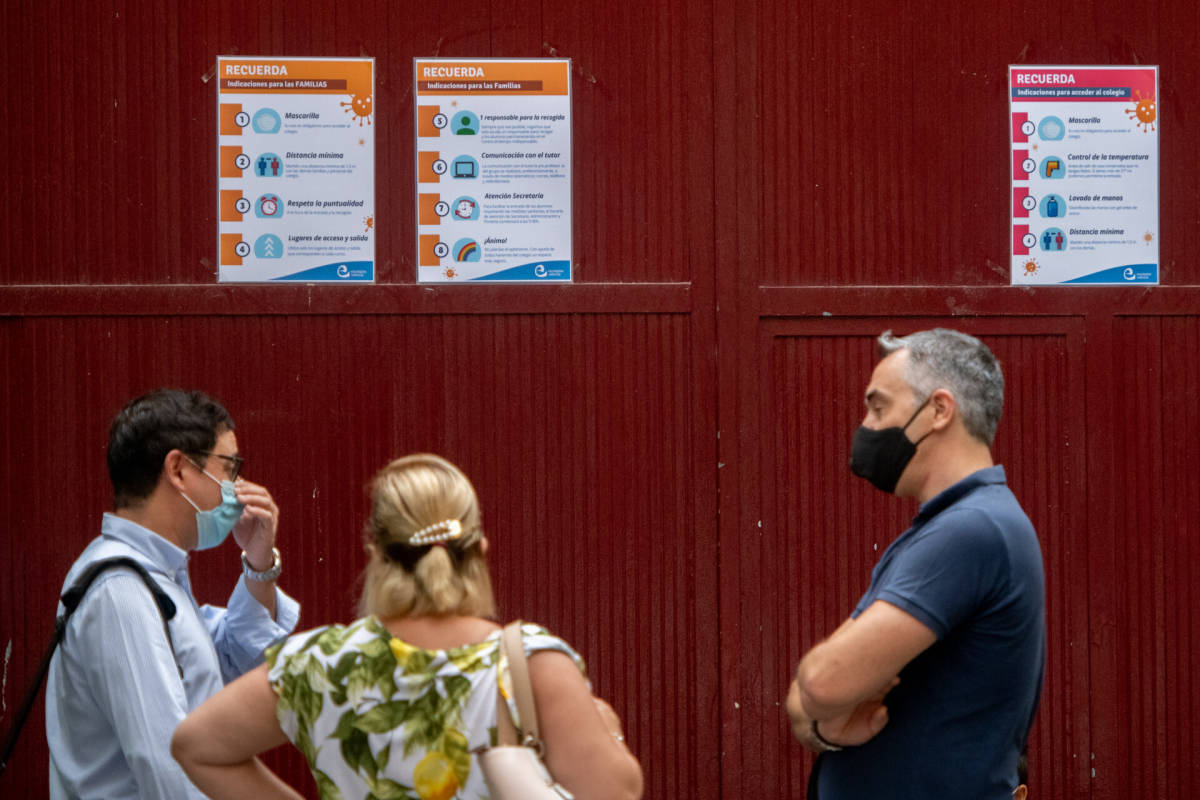 Puerta de un colegio con carteles sobre las indicaciones para las familias. Foto: KIKE TABERNER 