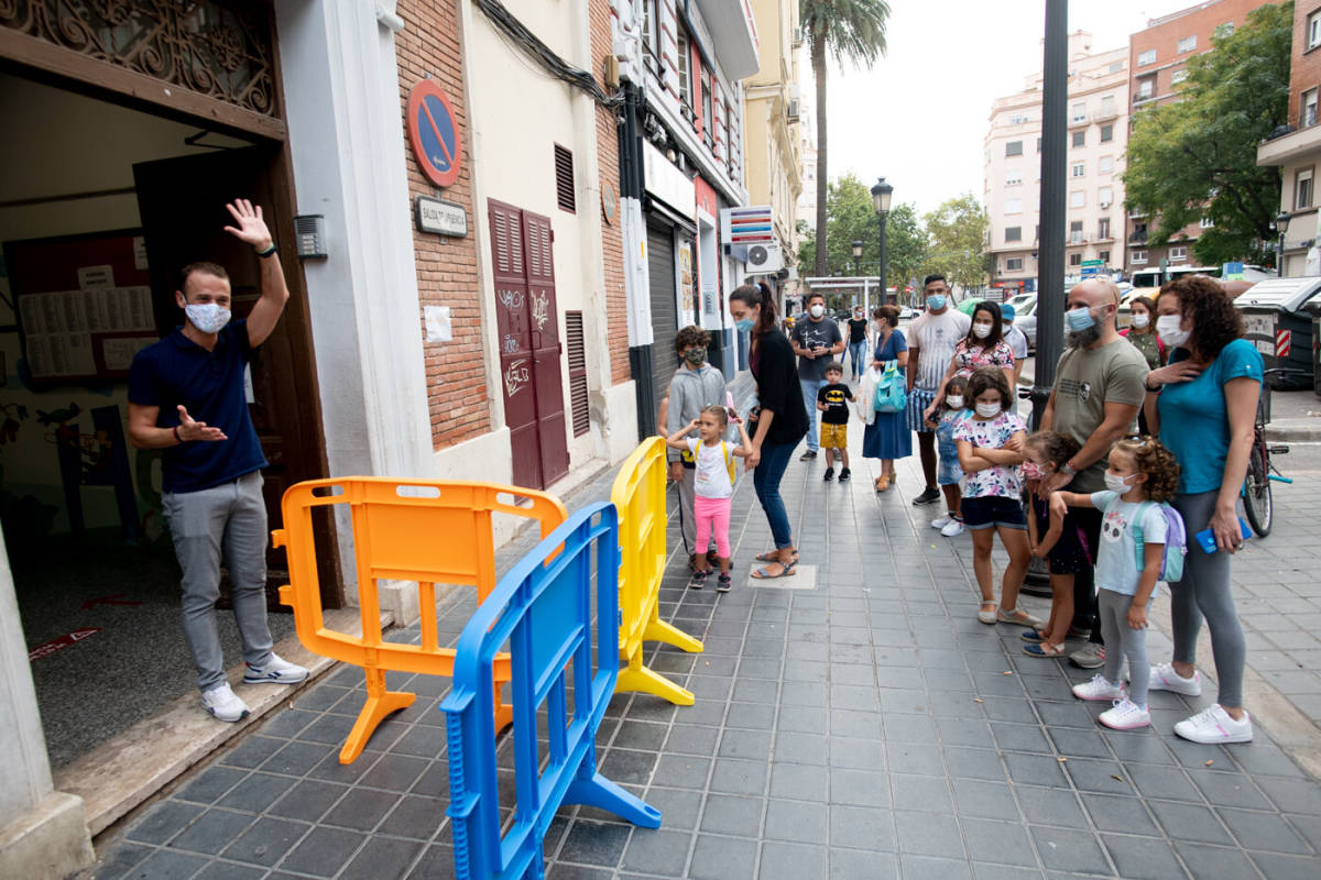 Puerta del CEIP Teodoro Llorente el primer día de clase. Foto: KIKE TABERNER