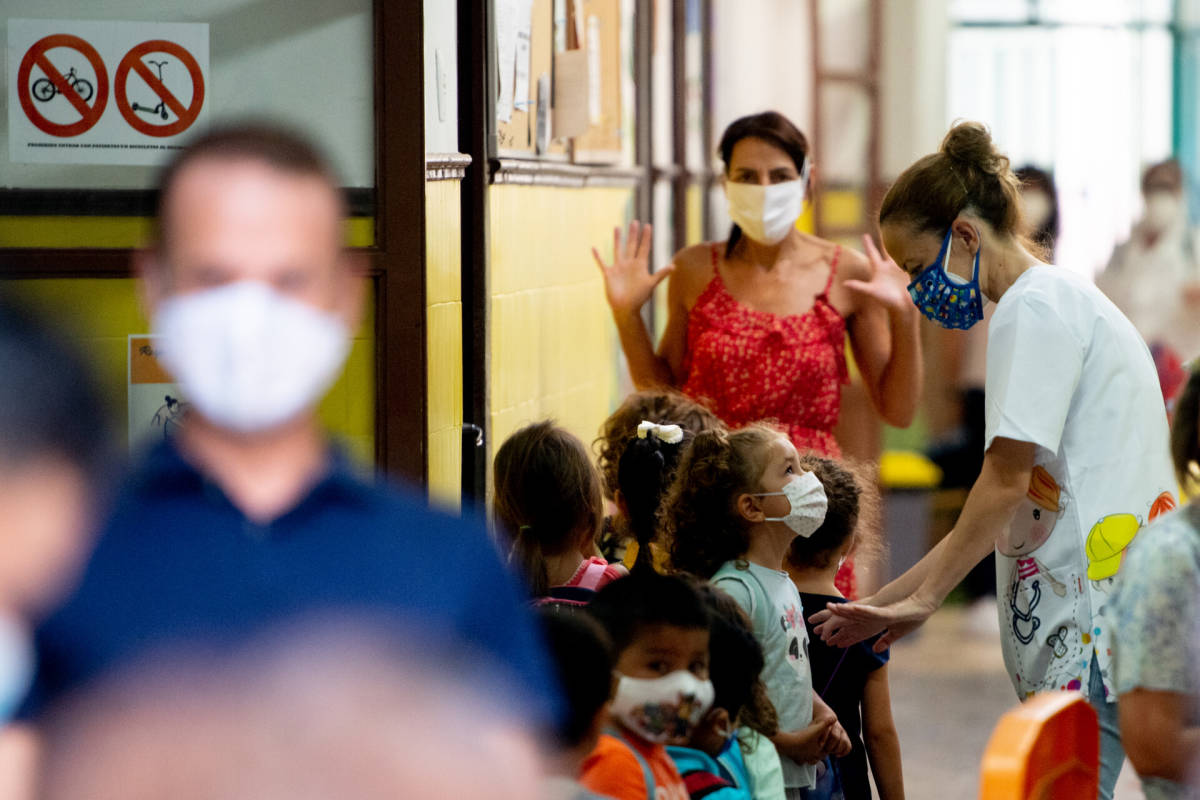 Niños y niñas de Infantil en el primer día de clase. Foto: KIKE TABERNER