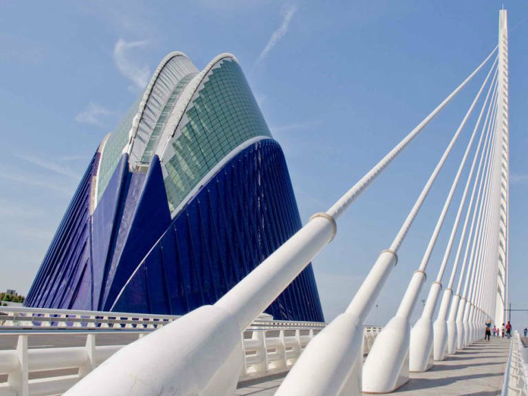  Vista del puente de l'Assut de l'Or junto al Ágora de la Ciudad de las Artes y las Ciencias