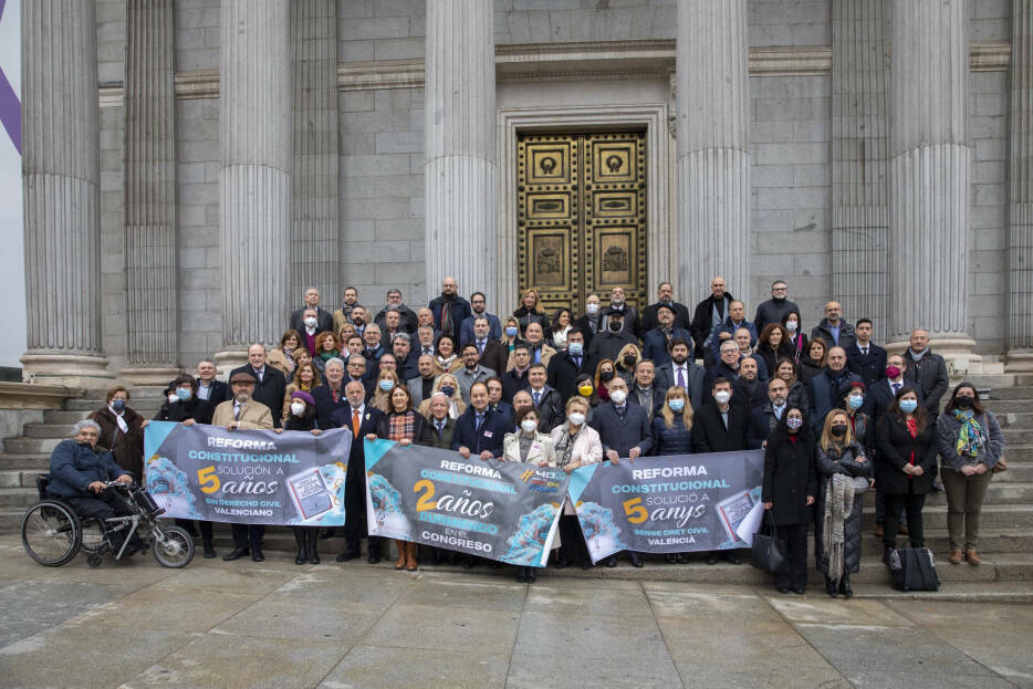 Manifestación organizada por la AJV en la puerta del Congreso. Foto: DAVID SABADELL