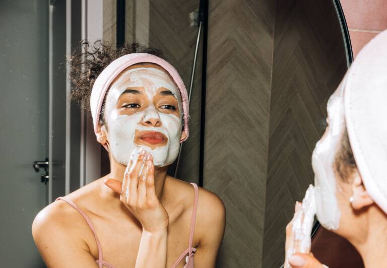 Una xica fent-se 'skincare'. Foto: KOOLSHOOTERS/PEXELS