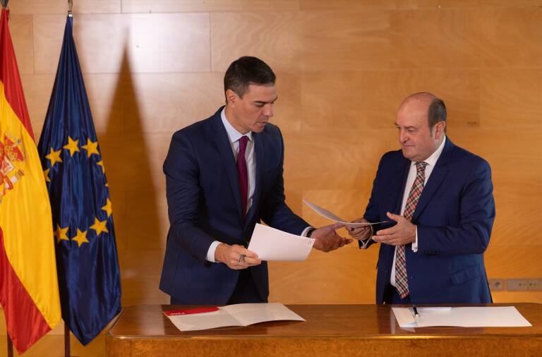 Firma del acuerdo para la investidura entre PSOE y PNV. Foto: E.PARRA/EP