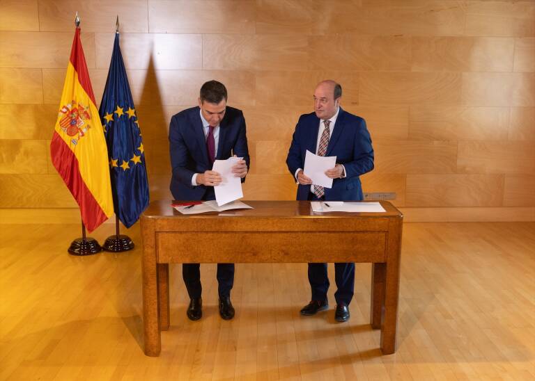 Firma del acuerdo para la investidura entre PSOE y PNV. Foto: E.PARRA/EP