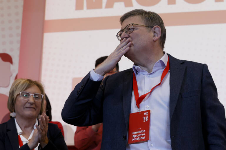 Ximo Puig se despide tras comparecer ante el comité nacional del PSPV. Foto: EFE/JUAN CARLOS CÁRDENAS