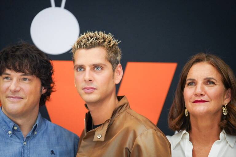 En medio de la foto, el actor Eduardo Casanova con el pelo teñido de rubio. Foto: IÑAKI BERASALUCE/EUROPA PRESS