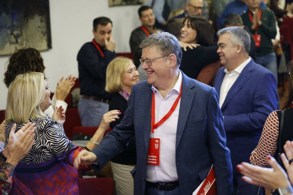 Puig, seguido de Santos cerdán, a su entrada en el Comité. Foto: PSPV