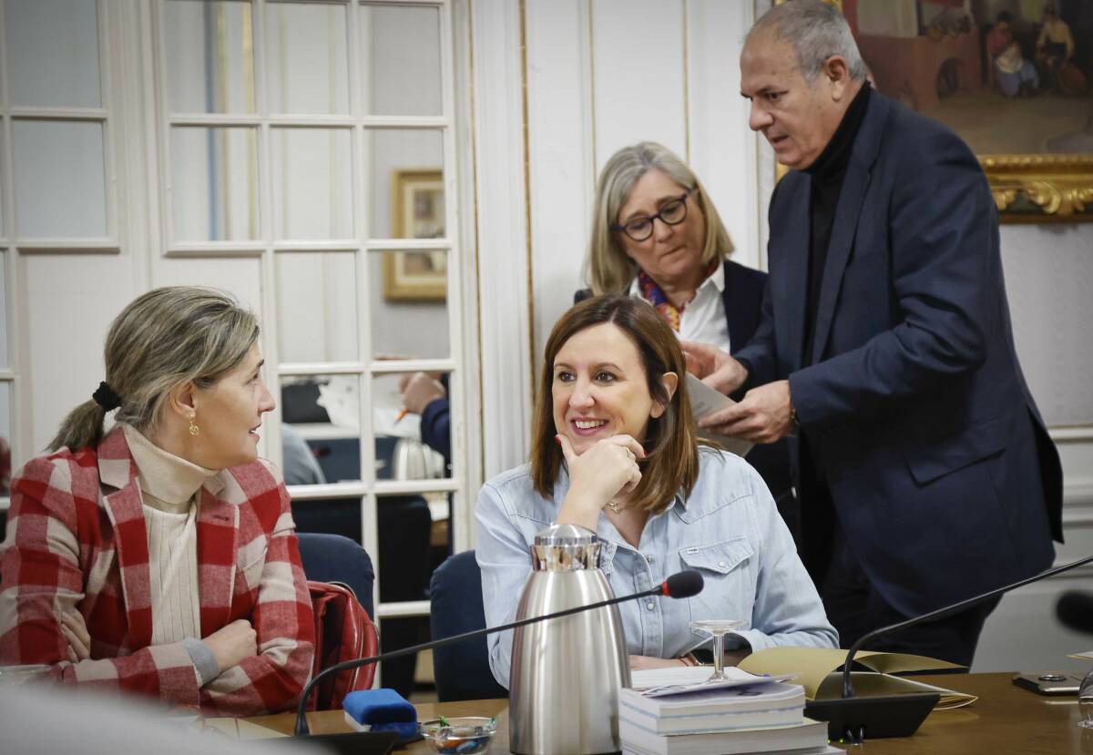 María José Catalá, junto a Elena Bastidas; detrás, Mamen Peris y Luis Arquillos de Ciudadanos. Foto: CORTS/JOSÉ CUÉLLAR